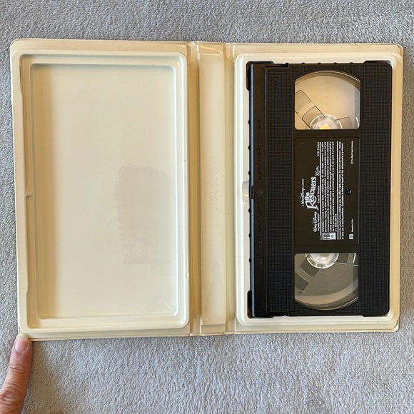 Walt Disney’s The Rescuers VHS Black Diamond Classic. - Picture 2 of 6